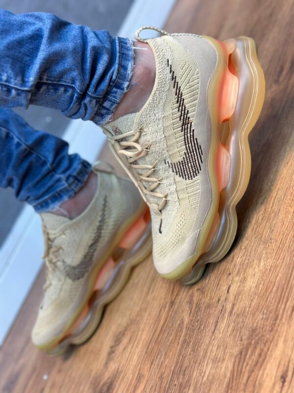 Tênis Nike Air Max Scorpion - Bege e Laranja