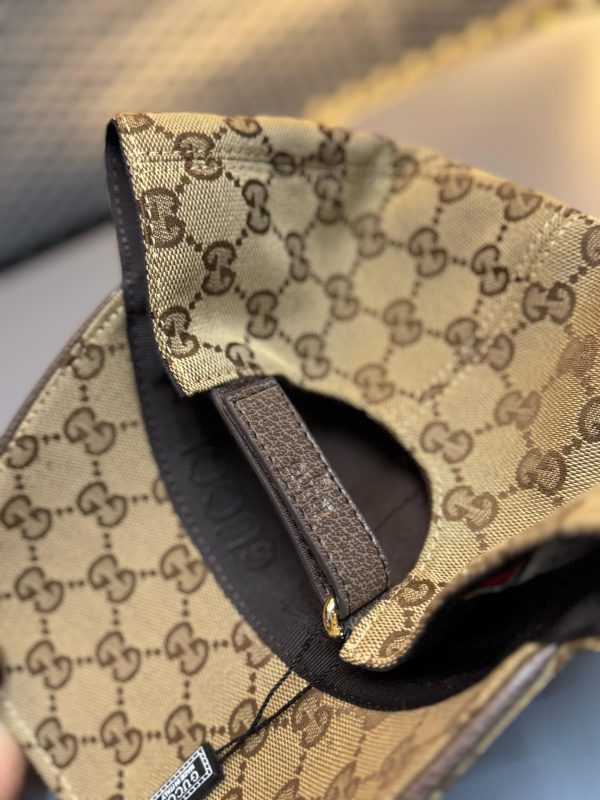 Boné Gucci GG Supreme Bege com Patch Bordado - Image 2
