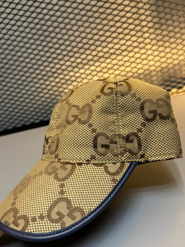 Boné Gucci GG Supreme Bege com Acabamento Azul Marinho - Image 2