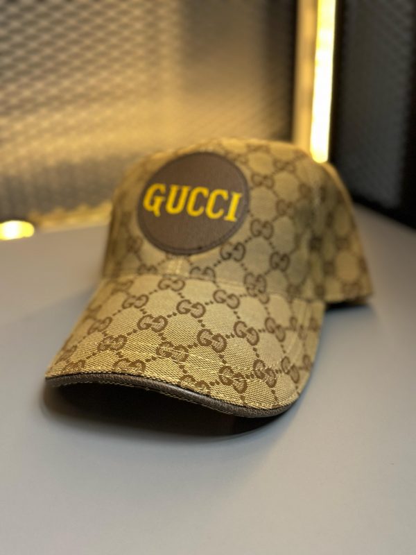 Boné Gucci GG Supreme Bege com Patch Bordado