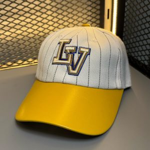 Boné estilo baseball com design clássico da Louis Vuitton.