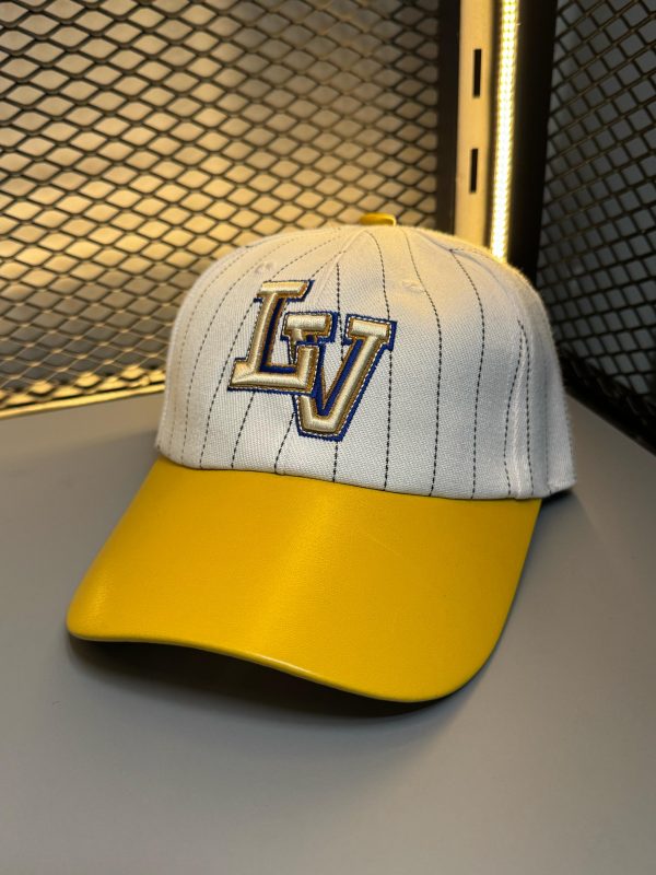 Boné estilo baseball com design clássico da Louis Vuitton.