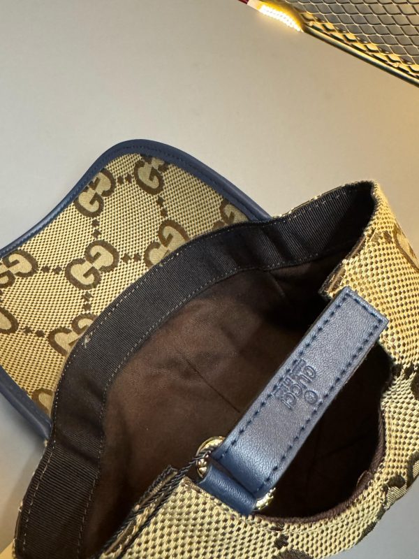 Boné Gucci GG Supreme Bege com Acabamento Azul Marinho - Image 3