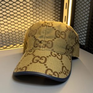 Boné Gucci GG Supreme Bege com Acabamento Azul Marinho