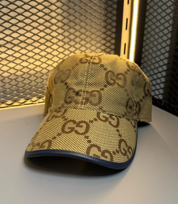 Boné Gucci GG Supreme Bege com Acabamento Azul Marinho
