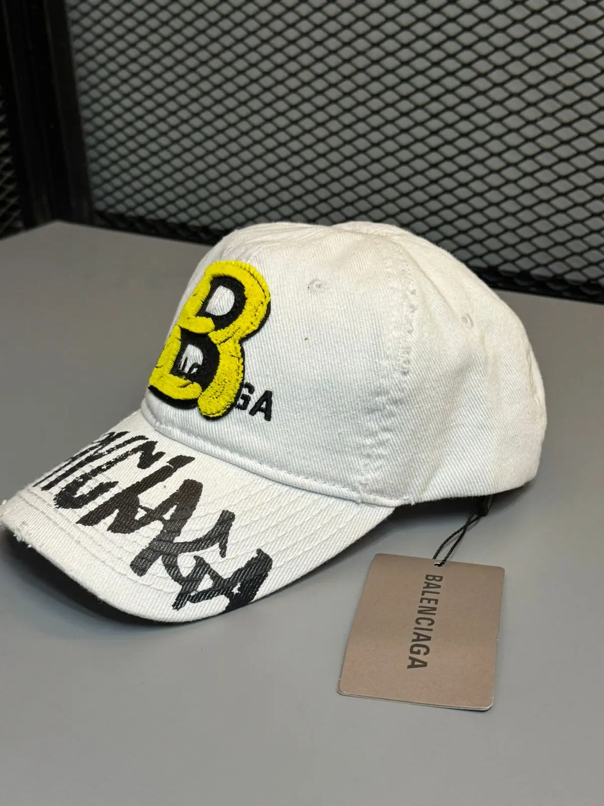 Boné Balenciaga Graffiti B prêmio
