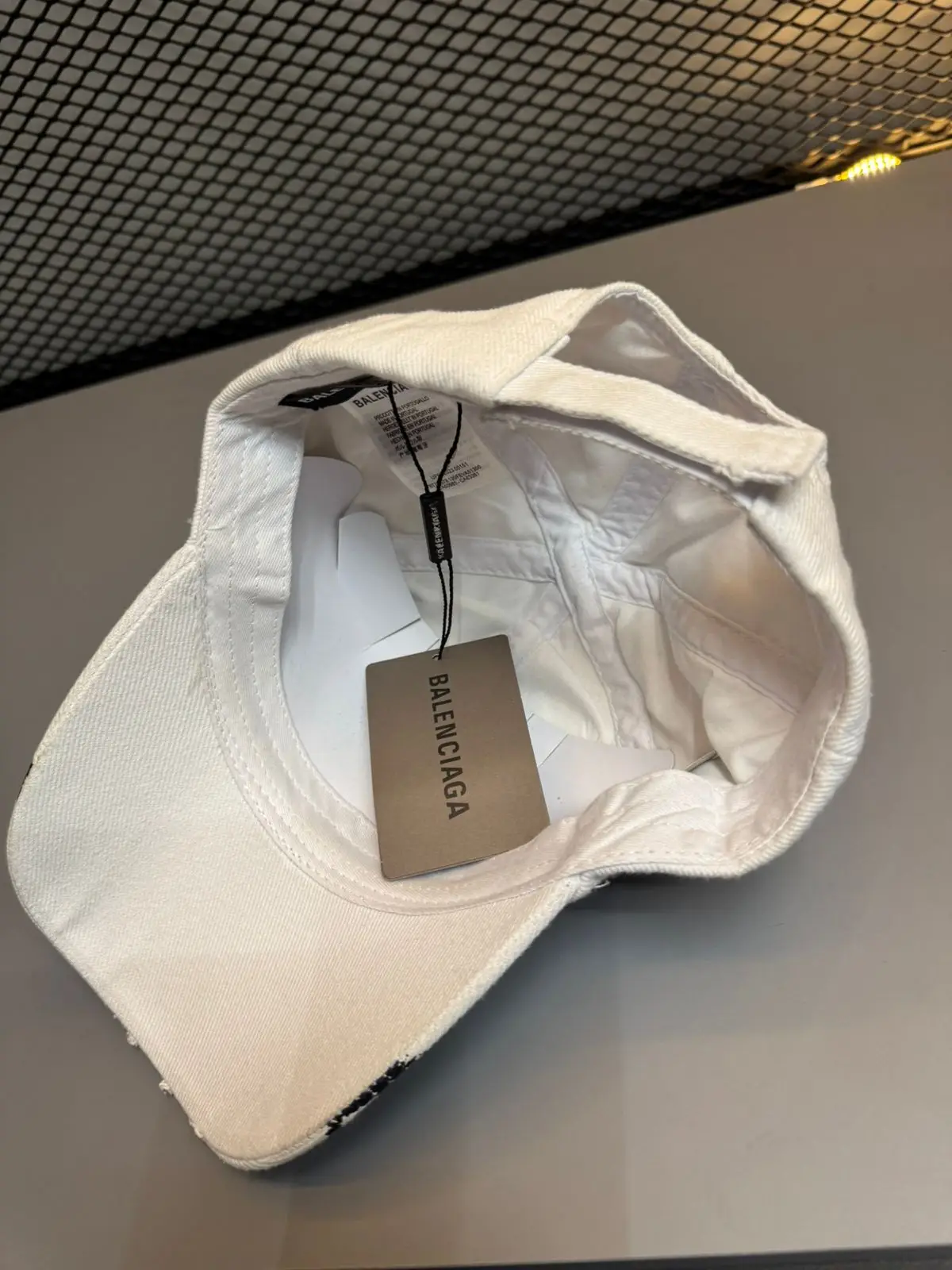 Boné Balenciaga Graffiti B prêmio - Imagem 2