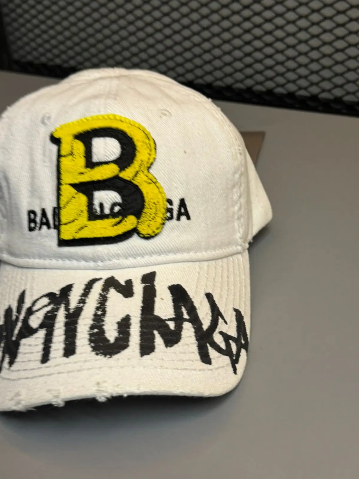 Boné Balenciaga Graffiti B prêmio - Imagem 3