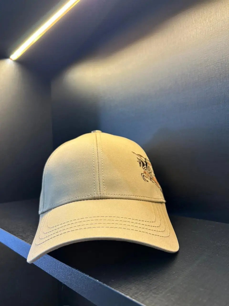 Boné Burberry Ekd Emblema Bordado Premium - Imagem 9