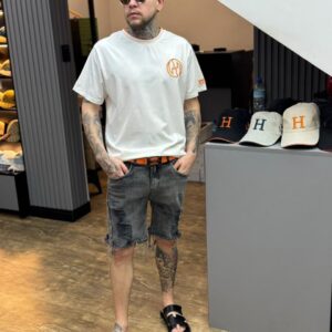 Camiseta Hermes – White Edition com Detalhes em Orange H