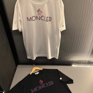 Camiseta Moncler Logo Tricolor em Relevo