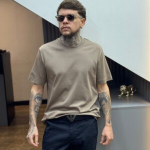 Camiseta Basic Premium – Cáqui Taupe (Padrão Zara)