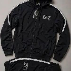 Conjunto de Agasarho Masculino EA7 Emporio Armani – Jaqueta de Zíper com Capuz e Calça Jogger Minimal Preta com Listras
