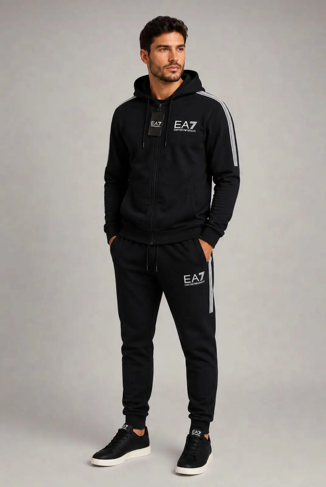 Conjunto de Agasarho Masculino EA7 Emporio Armani – Jaqueta de Zíper com Capuz e Calça Jogger Minimal Preta com Listras - Imagem 3