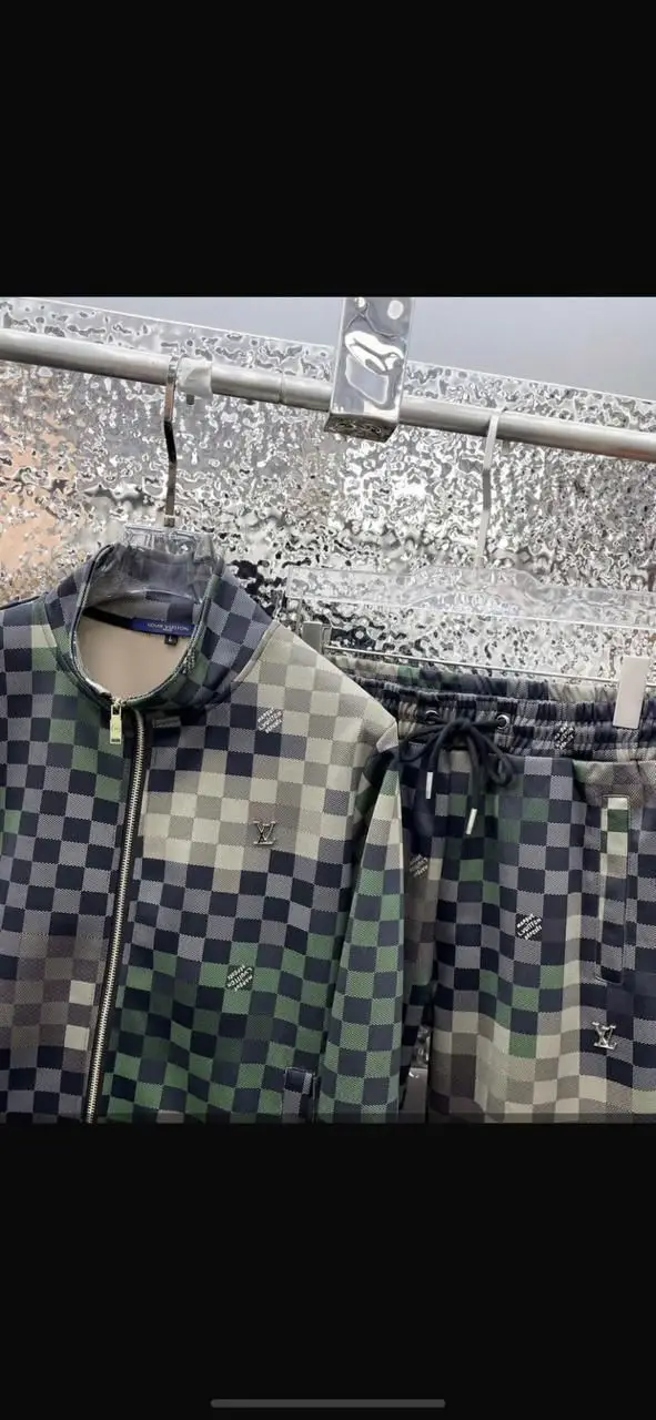 Conjunto Agasalho Masculino Louis Vuitton Damier Camo – Jaqueta e Calça Verde-Oliva - Imagem 3