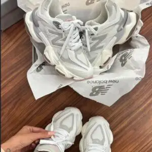Tênis New Balance 9060 Casual – Branco, Cinza e Detalhes Rosa