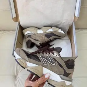 Tênis New Balance 9060 Casual – Marrom Escuro, Cáqui e Off-White