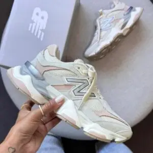 Tênis New Balance 9060 Casual – Off-White, Creme e Detalhes Rosa