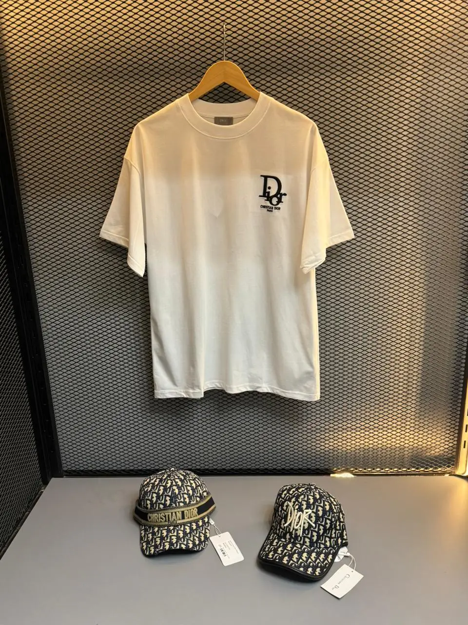Camiseta Christian Dior Gothic Logo – Edição Luxo - Imagem 3