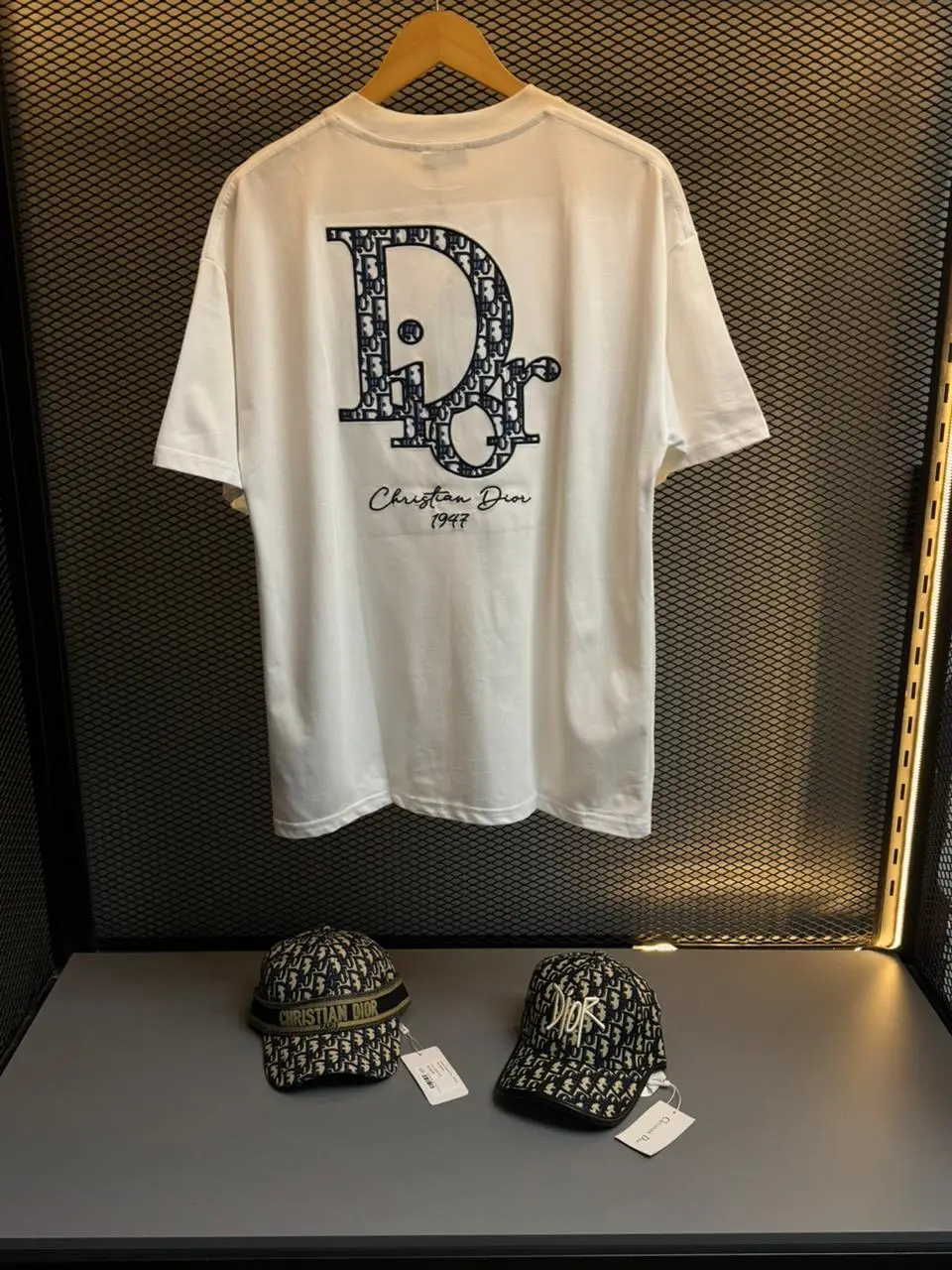 Camiseta Christian Dior Gothic Logo – Edição Luxo - Imagem 4