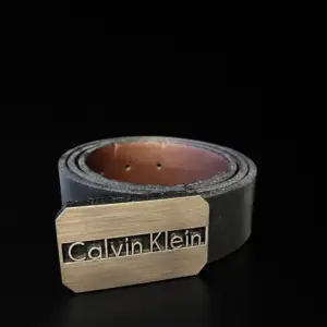 Cinto de Couro Calvin Klein com Fivela Placa Metálica