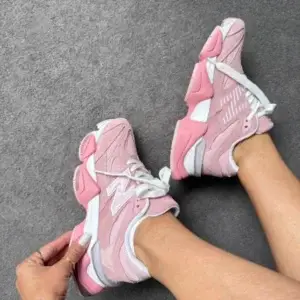 Tênis New Balance 9060 Casual – Rosa e Branco (Pink Pack)