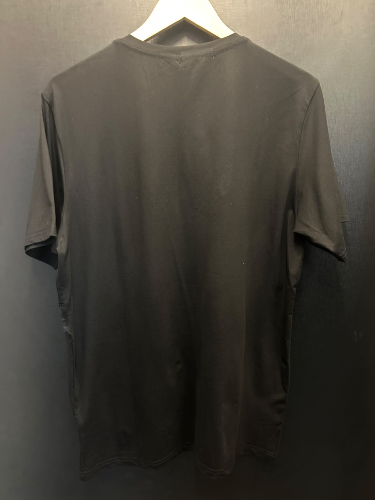 Camiseta Prada com Faixa Transversal de Cetim e Zíper Premium - Imagem 2