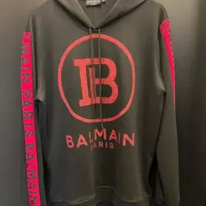 Moletom Canguru Balmain Paris Preto com Strass Vermelho