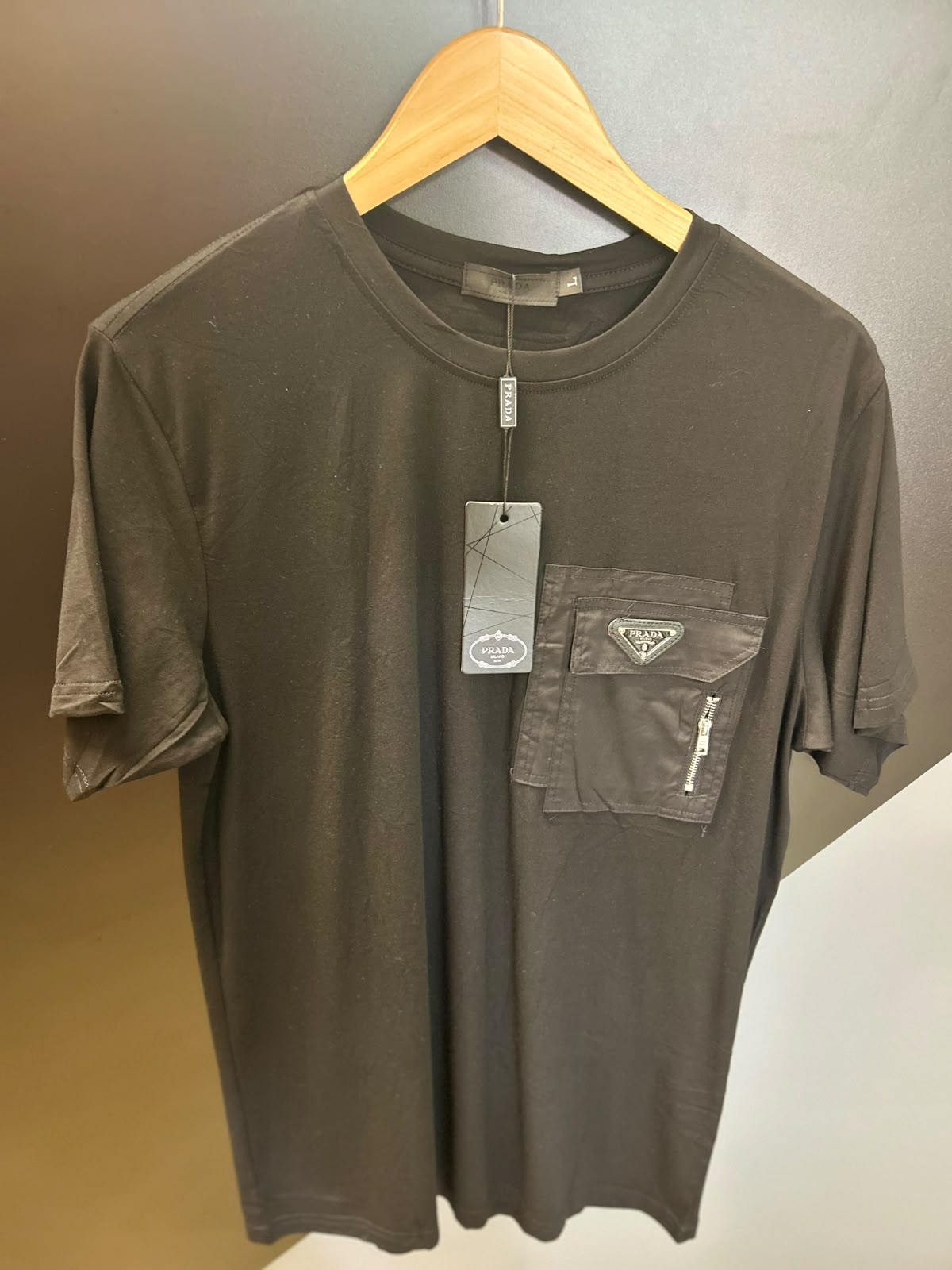 Camiseta Prada de Algodão com Bolso Re-Nylon e Logo de Metal - Imagem 3