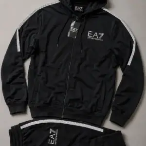Conjunto EA7 Emporio Armani – Jaqueta e Calça Preta