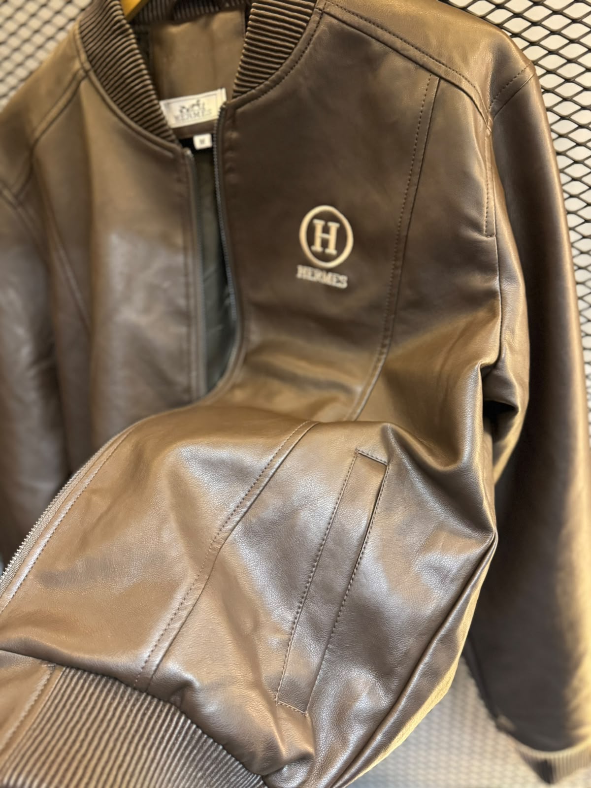 Jaqueta Bomber Hermès Premium com Logo Bordado - Imagem 9