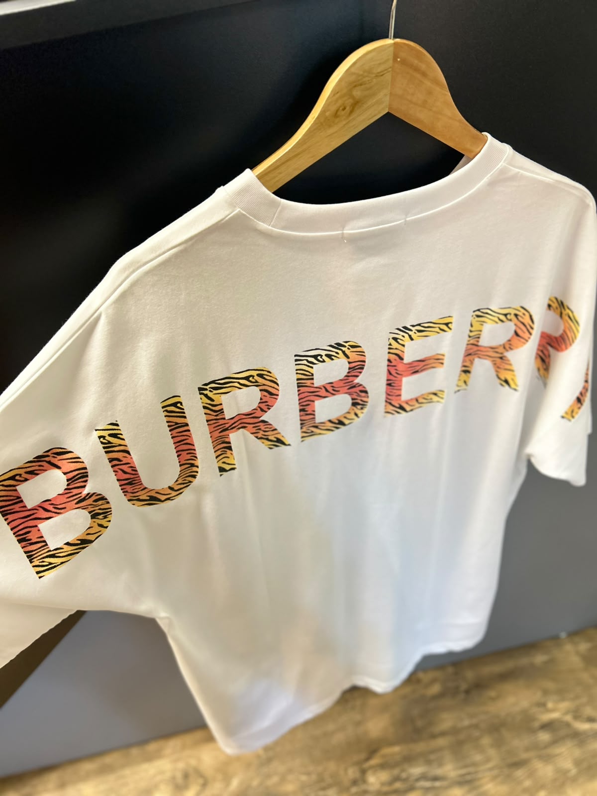 Camiseta Burberry Masculina com Monograma TB em Estampa Animal Print - Imagem 3
