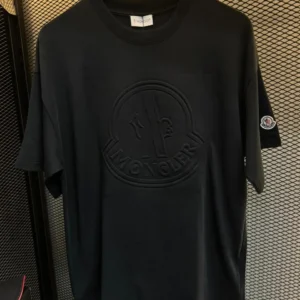 Camiseta Moncler Embossed Logo Black – Edição Luxo