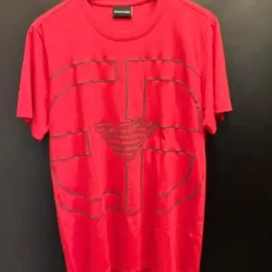 Camiseta Emporio Armani Vermelha com Monograma e Logo Águia Central