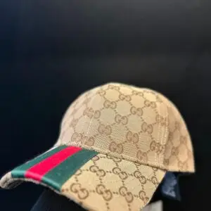 Boné Gucci Canvas Monograma GG Clássico com Detalhe Web na Aba – Bege