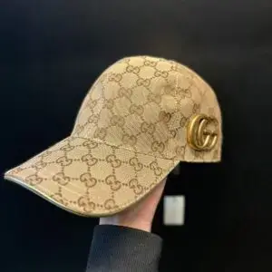 Boné Gucci Canvas Monograma GG Clássico com Placa de Metal Lateral – Bege