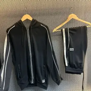 Fato de Treino EA7 Emporio Armani Tracksuit – Conjunto Desportivo com Vivos Contrastantes