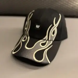 Boné Yeezy Gap Engineered by Balenciaga Flame Cap – Edição Limitada