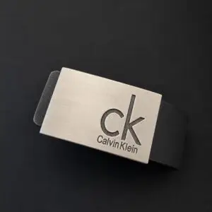 Cinto Masculino de Couro Calvin Klein com Fivela Placa Prata Fosca