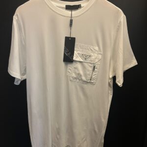 Camiseta Prada de Algodão com Bolso Re-Nylon e Logo de Metal