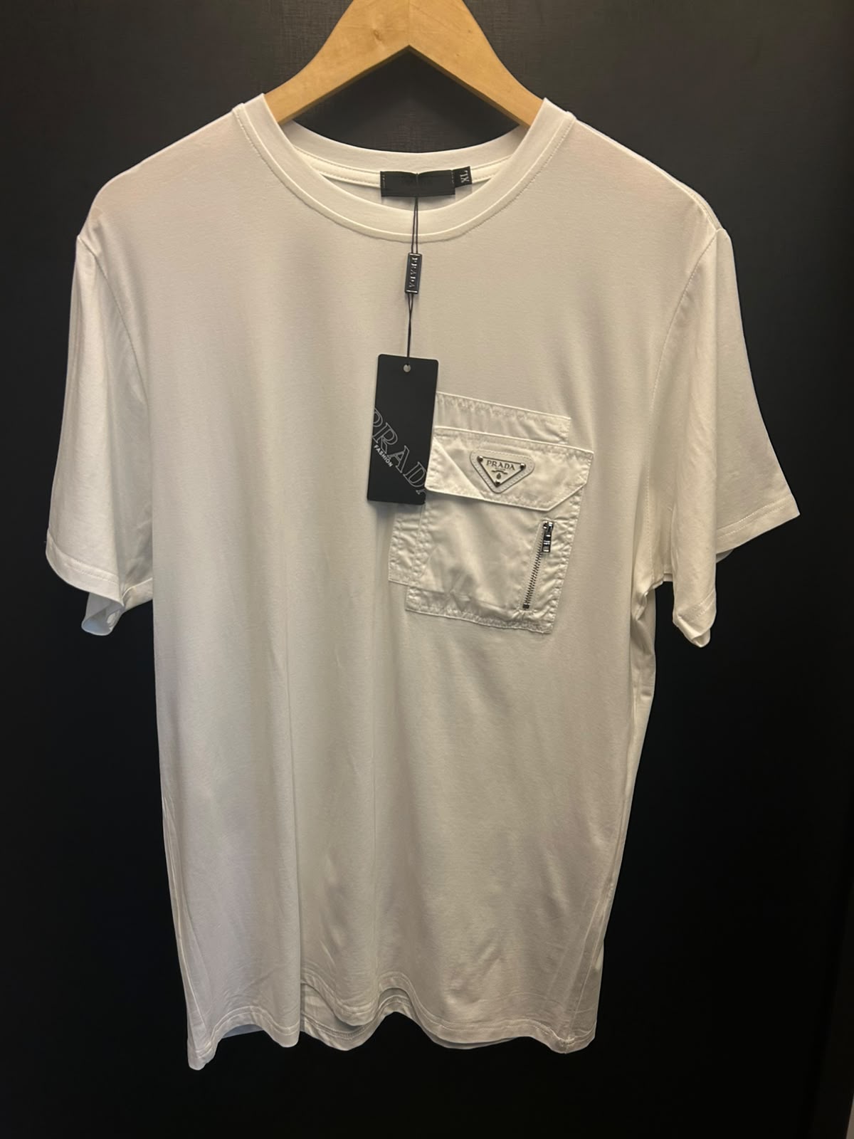 Camiseta Prada de Algodão com Bolso Re-Nylon e Logo de Metal