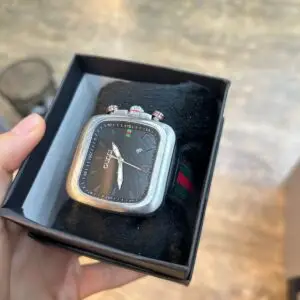 Relógio Gucci Sport Square – Caixa Prata com Pulseira Web Stripe