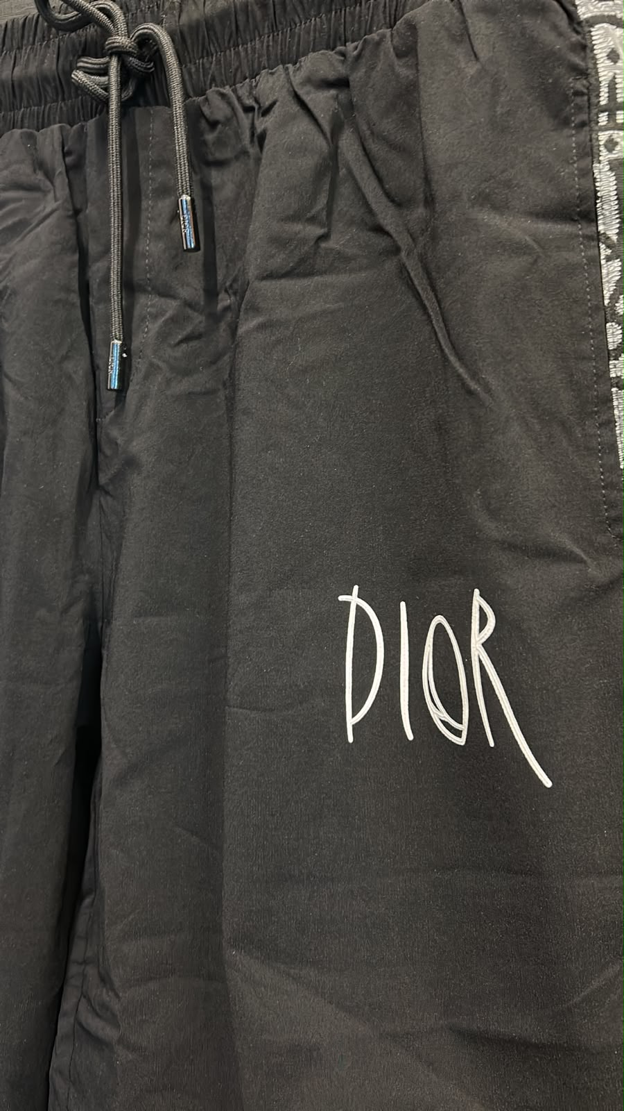 Bermuda Preta Estilo Dior Oblique com Faixas Laterais & Cós Elástico - Imagem 3