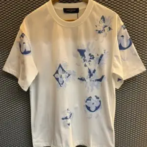 Camiseta Louis Vuitton Monogram Bleached – Edição Luxo