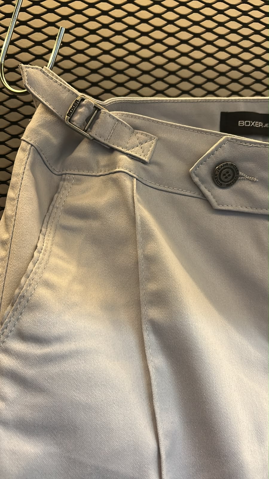 Calça Alfaiataria em Sarja Boxer Jeans com Ajustador Lateral – Azul Bebê - Imagem 3