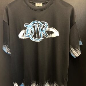 Camiseta Dior Masculina Oversized com Logótipo Pintado e Detalhe Pincelada – Preta
