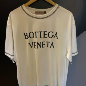 Camiseta Bottega Veneta Premium com Costura e Logo Frontal