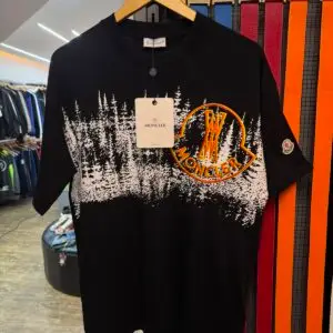 Camiseta Moncler Masculina Preta Estampa Floresta e Logótipo Bordado
