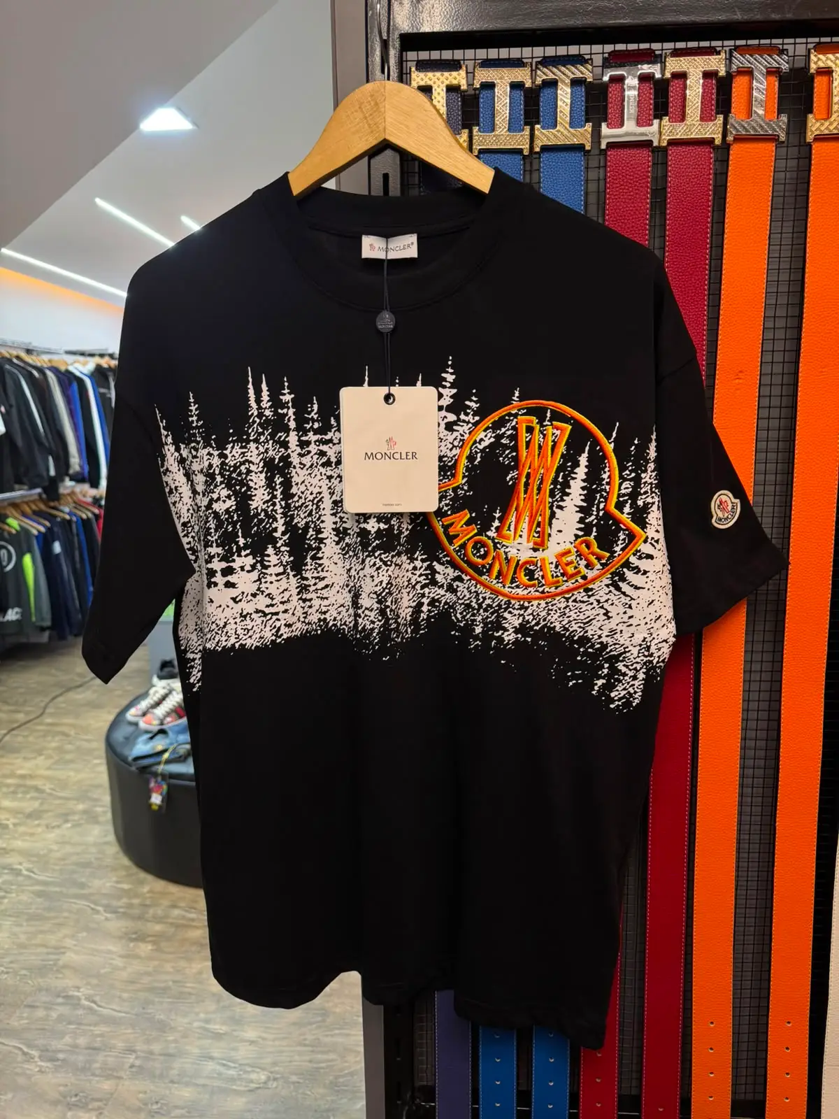 Camiseta Moncler Masculina Preta Estampa Floresta e Logótipo Bordado