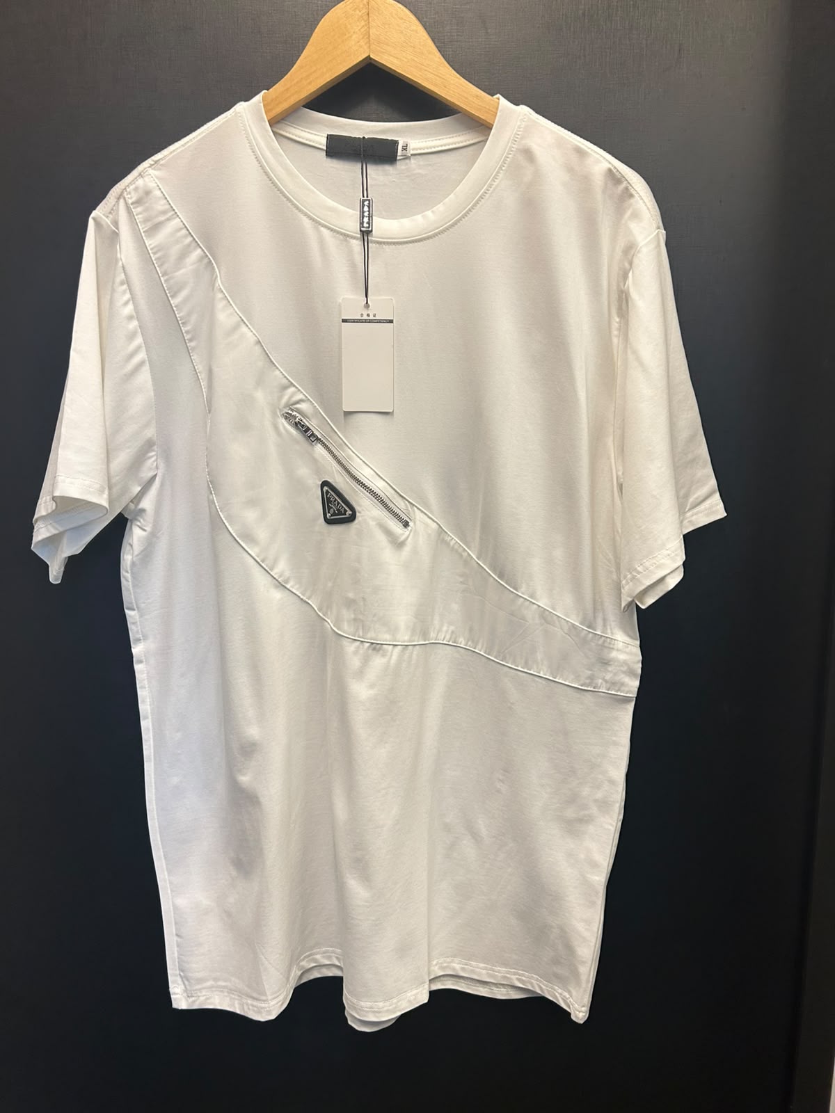 Camiseta Prada com Faixa Transversal de Cetim e Zíper Premium - Imagem 3